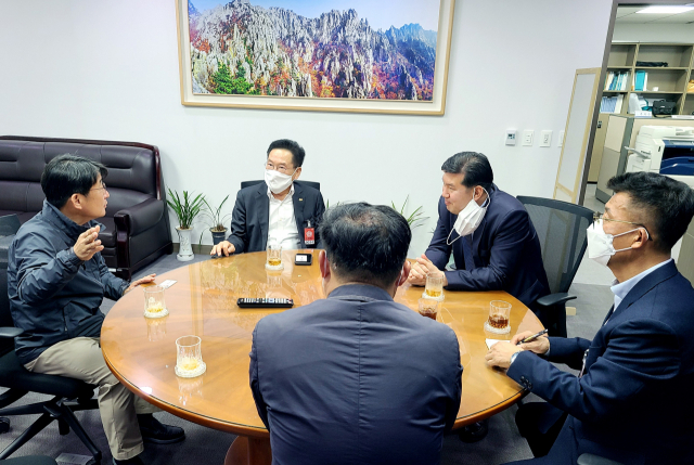 최기문(뒷줄 가운데) 영천시장이 최종윤 의원 등 국회 예결위원들을 만나 내년도 국비예산 확보 등을 위한 지원을 요청하고 있다. 영천시 제공