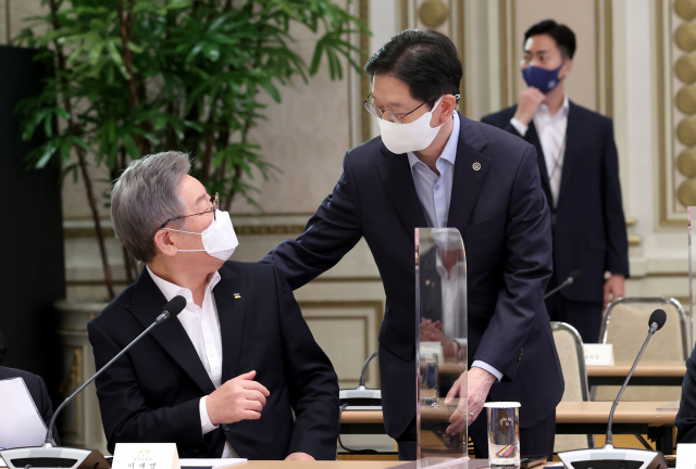 김경수 경남도지사(오른쪽)와 이재명 경기도지사가 13일 오전 청와대에서 열린 제2차 한국판 뉴딜 전략회의에 참석해 인사를 나누고 있다. 이날 전략회의에는 전국 17개 시도지사가 참석했다. 연합뉴스