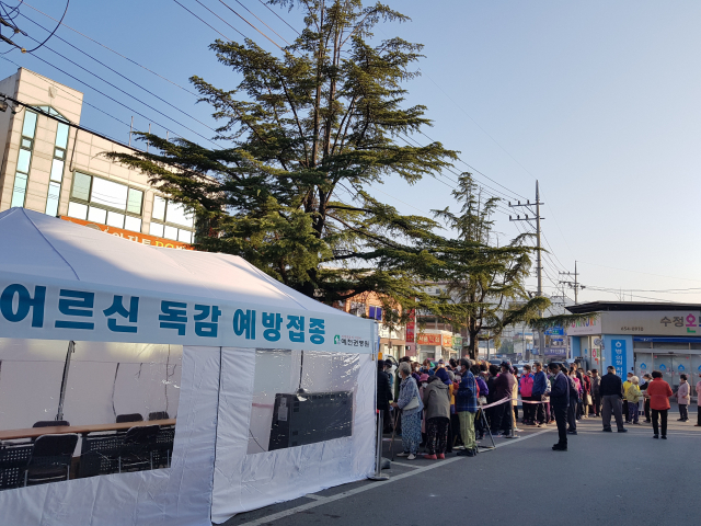 20일 오전 8시 30분쯤 예천읍 한 종합병원 마당이 독감백신 접종 대상자들로 북새통이다. 윤영민 기자