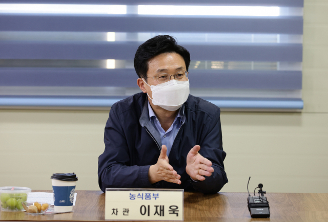 이재욱 농림축산식품부 차관이 20일 경북 상주시 샤인머스켓 포도 수확 현장을 방문해 관계자들과 논의하고 있다. 농식품부 제공