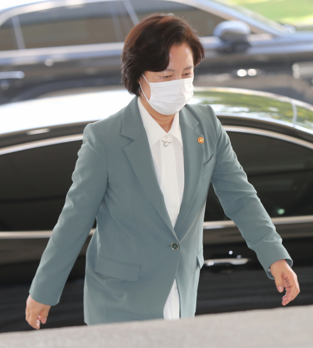 라임자산운용(라임) 로비 의혹 사건과 윤석열 검찰총장의 가족 관련 사건에 대해 수사지휘권을 발동한 추미애 법무부 장관이 20일 오전 국무회의에 참석하기 위해 정부서울청사에 출근하고 있다. 연합뉴스