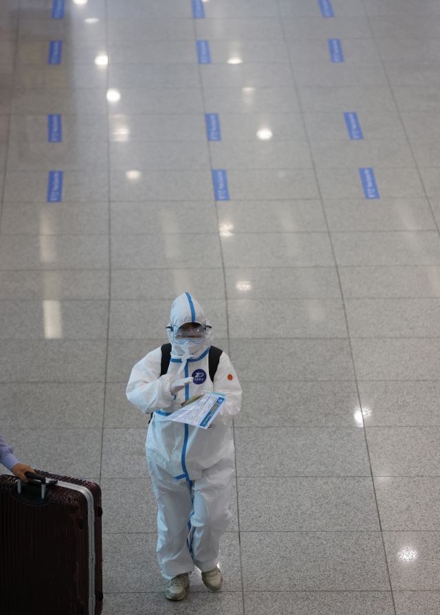 지난 22일 오후 인천국제공항 1터미널에서 한 해외입국자가 입국장을 나서고 있다. 연합뉴스