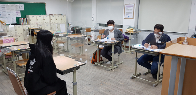 이달부터 수시모집 면접 등 대학별고사가 시행된다. 대학마다 다른 면접 유형과 방식에 맞춰 충실하게 준비해야 실제 면접 때 실수를 줄일 수 있다. 대구 제일고가 모의면접을 진행하고 있는 모습. 매일신문 DB