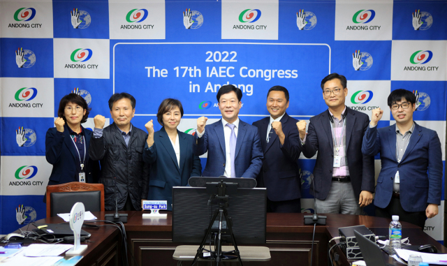 안동시가 2022년 제16회 국제교육도시연합 세계총회 유치에 성공했다. 지난 15일 온라인 유치 설명을 마친 뒤 박성수 부시장과 평생학습원 관계자들이 포즈를 취했다. 안동시 제공