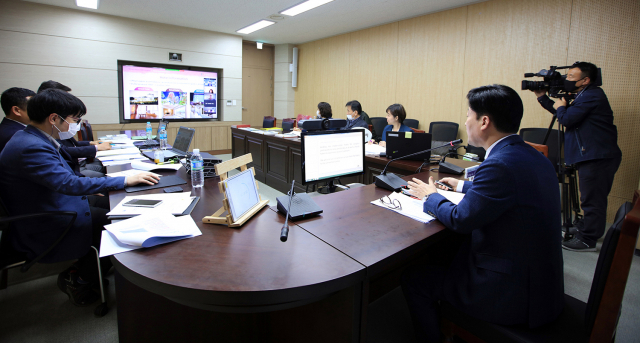 안동시가 2022년 제16회 국제교육도시연합 세계총회 유치에 성공했다. 지난 15일 온라인으로 진행된 유치 설명에서 박성수 안동부시장이 브리핑하고 있다. 안동시 제공