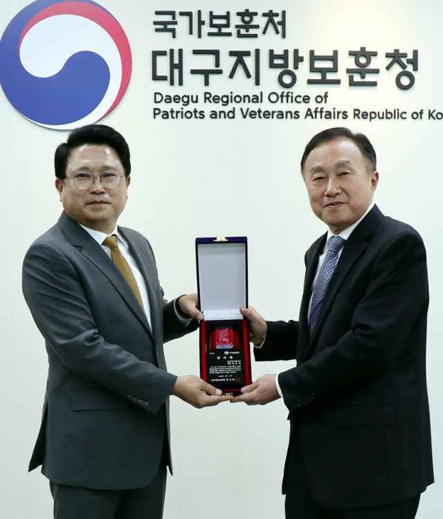 대구지방보훈청이 20일 보훈가족을 위해 나눔을 꾸준히 실천하고 있는 보은용사촌(주)에 감사패를 전달했다. 대구지방보훈청 제공