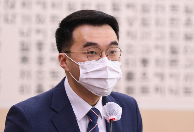 더불어민주당 김남국 의원이 21일 서울 여의도 국회에서 열린 법제사법위원회 전체회의에 참석해서 법안 제안설명을 하고 있다. 연합뉴스