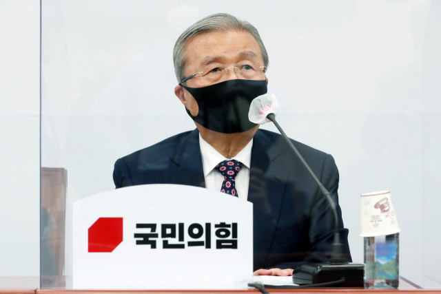 국민의힘 김종인 비상대책위원장이 21일 오전 서울 여의도 국회에서 열린 비상대책위원장-중진의원 연석회의에서 발언하고 있다. 연합뉴스
