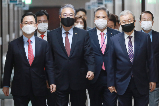 국민의힘 김종인 비상대책위원장과 주호영 원내대표 등이 21일 오전 서울 여의도 국회에서 열린 비상대책위원장-중진의원 연석회의에 참석하기 위해 회의실로 향하고 있다. 연합뉴스