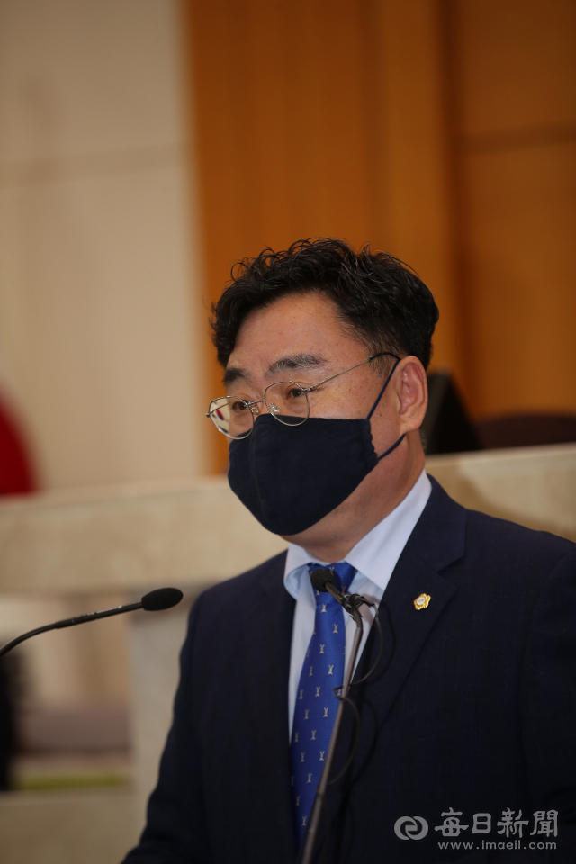 주해남 포항시의회 의원이 임시회 본희의장에서 포항지역 1인 가구 문제에 대한 대책 마련을 촉구하고 있다. 포항시의회 제공