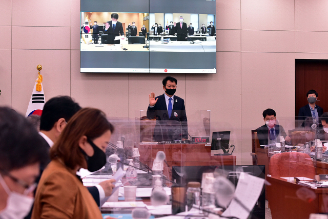 21일 서울 여의도 국회 외교통일위원회에서 열린 주중 대사관, 주일 대사관에 대한 화상 국정감사에서 장하성 주중 대사(왼쪽), 남관표 주일대사가 각각 현지에서 화상으로 출석해 선서하고 있다. 연합뉴스