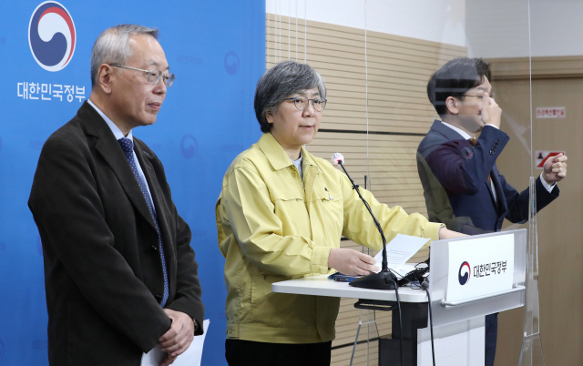 정은경 중앙방역대책본부장(질병관리청장, 가운데)과 김중곤 교수(예방접종 피해조사반장, 서울의료원 소아청소년과장)이 21일 오후 충북 청주시 질병관리청에서 인플루엔자(독감) 예방접종 사업과 관련한 브리핑에서 취재진의 질문을 받고 있다. 연합뉴스