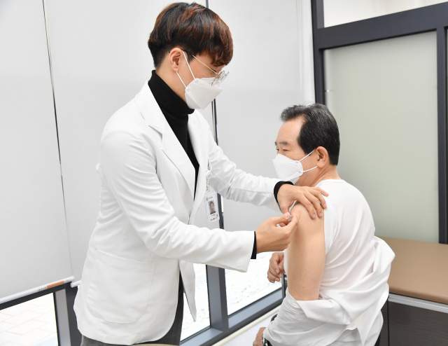 정세균 국무총리가 21일 오후 세종시 연동면 보건지소를 현장 방문해 인플루엔자(독감) 예방접종을 받고 있다. 연합뉴스
