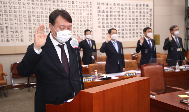 윤석열 검찰총장이 22일 오전 서울 여의도 국회에서 열린 법제사법위원회의 대검찰청 국정감사에서 증인선서를 하고 있다. 연합뉴스