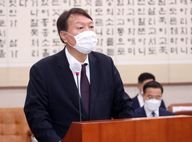 윤석열 검찰총장이 22일 오전 서울 여의도 국회 법제사법위원회에서 열린 대검찰청 국정감사에서 업무보고를 하고 있다. 연합뉴스