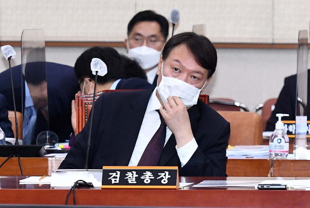윤석열 검찰총장이 22일 오전 서울 여의도 국회 법제사법위원회에서 열린 대검찰청 국정감사에 출석하고 있다. 연합뉴스
