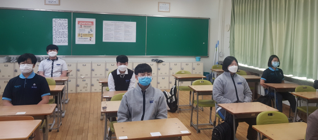 황금중 학생들이 명상을 하고 있다. 황금중 제공