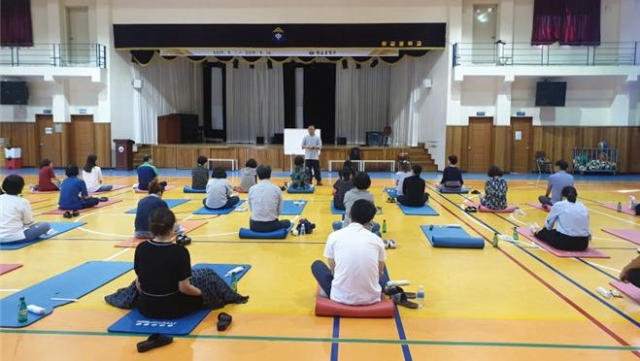 황금중 교사들이 명상 연수를 받고 있다. 황금중 제공