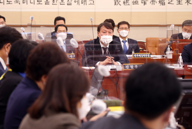 윤석열 검찰총장이 22일 오전 서울 여의도 국회 법제사법위원회에서 열린 대검찰청 국정감사에서 답변하고 있다. 연합뉴스