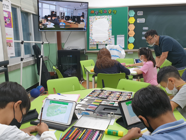 울릉도 천부초등학교 학생들이 울진 온정초등학교 학생들과 원격화상수업을 통해