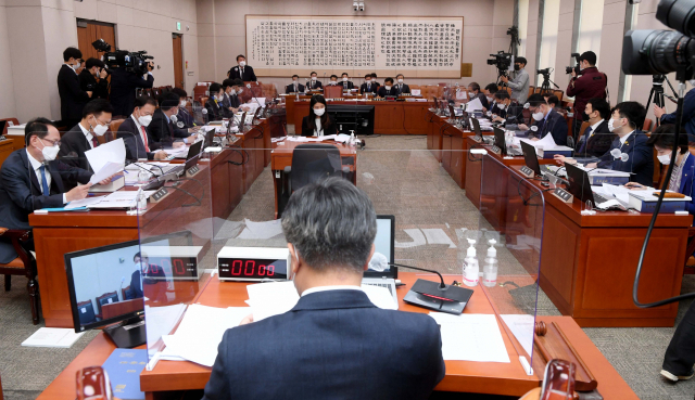 22일 오전 서울 여의도 국회 법제사법위원회에서 열린 대검찰청 국정감사에서 윤석열 검찰총장이 업무보고를 하고 있다. 연합뉴스