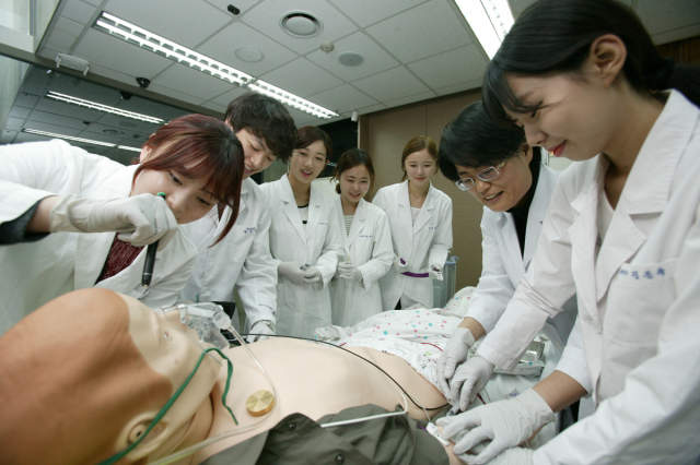 학령인구가 감소, 신입생 확보에 비상이 걸렸다곤 하나 전문대학 인기학과에 쏠리는 관심은 여전히 적지 않다. 전문대학 수시는 일반대학과 선발 방식이 달라 주의가 필요하다. 수험생의 선호도가 높은 대구보건대 간호학과의 재학생 실습 모습. 대구보건대 제공