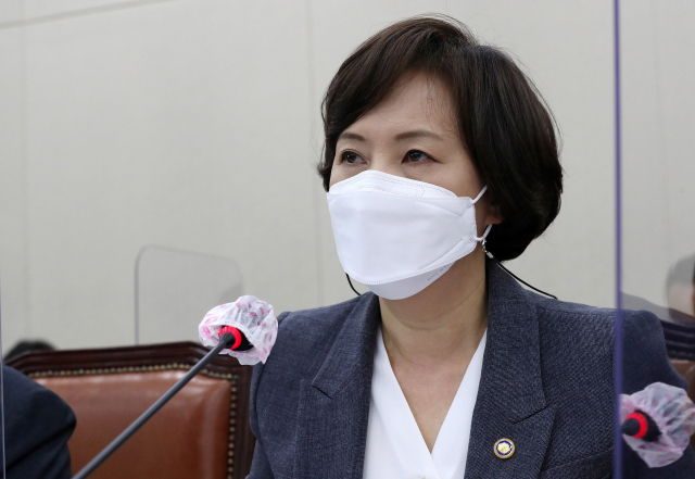 이의경 식품의약품안전처장이 22일 오전 국회에서 열린 보건복지위원회 종합감사에서 답변하고 있다. 연합뉴스