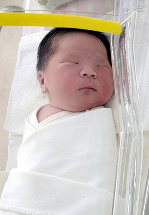 이채원(32)·노현섭(39·대구 서구 평리동) 부부 셋째 아들 까꿍이(3.7kg) 10월 12일 출생.