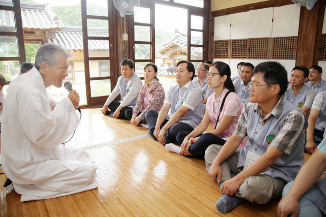 이근필 퇴계 16대 종손이 도산서원선비문화수련원을 찾은 수련원들과의 만남에서 무릎꿇고 대화하고 있다.