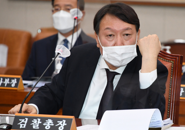 윤석열 검찰총장이 22일 오전 서울 여의도 국회 법제사법위원회에서 열린 대검찰청 국정감사에서 답변하고 있다. 연합뉴스