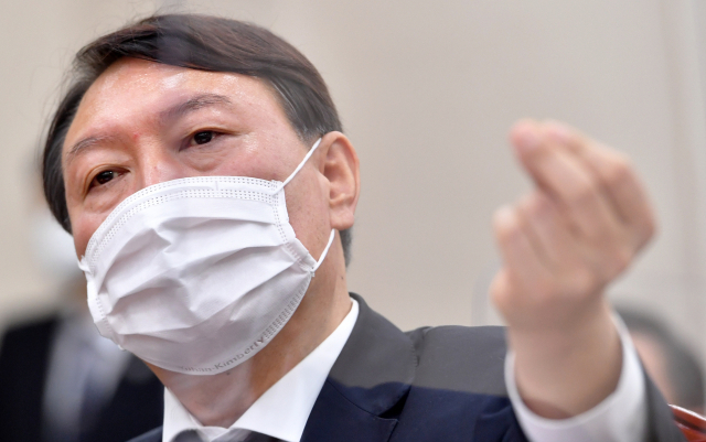윤석열 검찰총장이 22일 오전 서울 여의도 국회 법제사법위원회에서 열린 대검찰청 국정감사에서 답변하고 있다. 연합뉴스