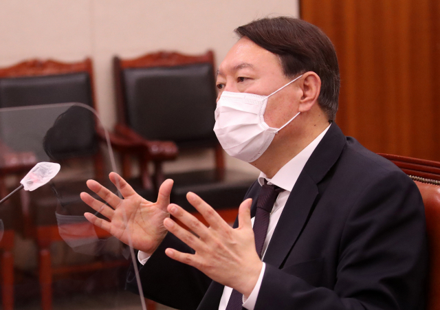 윤석열 검찰총장이 22일 서울 여의도 국회에서 열린 법제사법위원회의 대검찰청에 대한 국정감사에서 의원 질의에 답변하고 있다. 연합뉴스