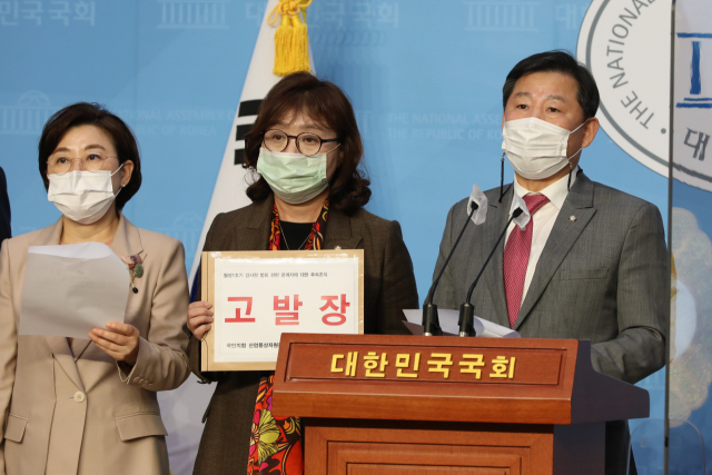 국회 산업통상자원중소벤처기업위원회 국민의힘 이철규 간사와 소속 위원들이 22일 오후 국회 소통관에서 월성1호기 조기폐쇄 감사원 감사 결과 발표에 대한 후속 조치 및 관계자 검찰 고발 기자회견을 하고 있다. 연합뉴스