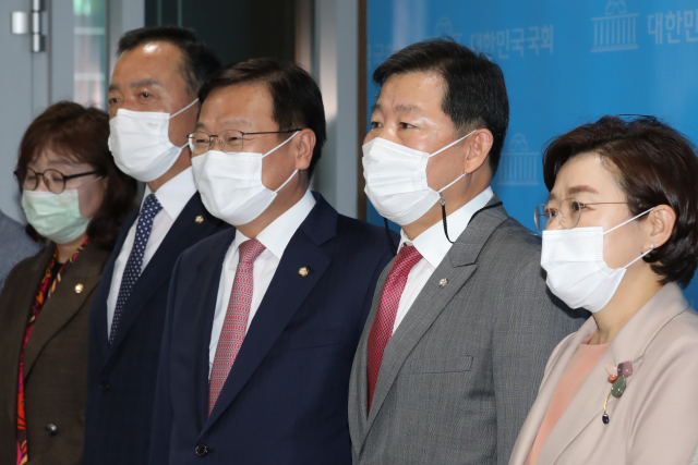 국회 산업통상자원중소벤처기업위원회 국민의힘 이철규 간사와 소속 위원들이 22일 오후 국회 소통관에서 월성1호기 조기폐쇄 감사원 감사 결과 발표에 대한 후속 조치 및 관계자 검찰 고발 기자회견을 마친 뒤 질의응답을 하고 있다. 연합뉴스