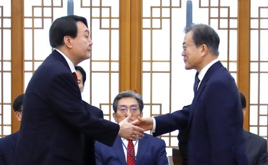 문재인 대통령이 지난 7월 25일 오전 청와대에서 윤석열 신임 검찰총장에게 임명장을 수여한 뒤 악수하는 모습. 자료 이미지. 연합뉴스