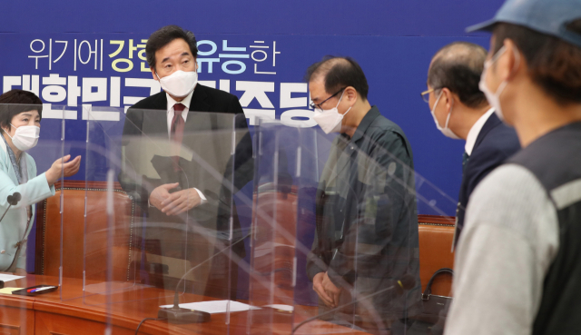 더불어민주당 이낙연 대표가 22일 오전 서울 여의도 국회에서 경북대 화학실험실 사고당사자들과 간담회를 하고 있다. 오른쪽 부터 신정욱 대학원생노조지부장, 홍원화 경북대 총장, 피해자 부친 임덕기 씨. 연합뉴스
