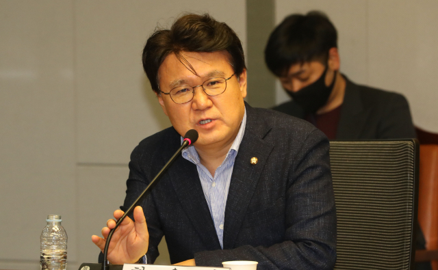 더불어민주당 황운하 의원이 12일 오전 서울 여의도 국회 의원회관에서 열린 