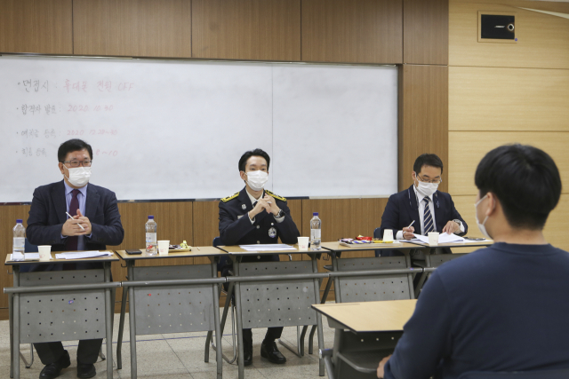현직 소방공무원인 졸업생 선배가 면접위원으로 참여하여 수험생과 소통하는 면접을 진행하고 있다. 계명문화대 제공