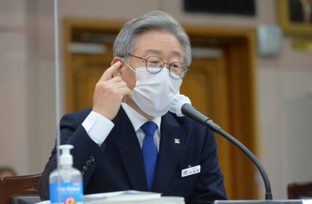 이재명 경기도지사가 20일 경기도 수원시 팔달구 경기도청에서 열린 국회 국토교통위원회의 경기도에 대한 국정감사에서 의원 질의에 답변하고 있다. 연합뉴스