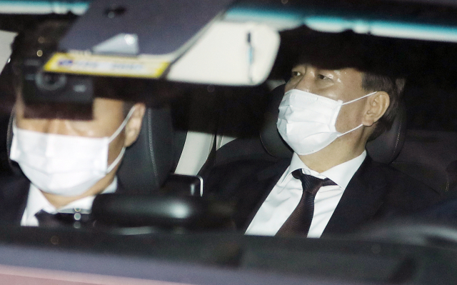 윤석열 검찰총장이 23일 국회 법제사법위원회 대검찰청 국정감사를 마친 뒤 국회를 나서고 있다. 연합뉴스
