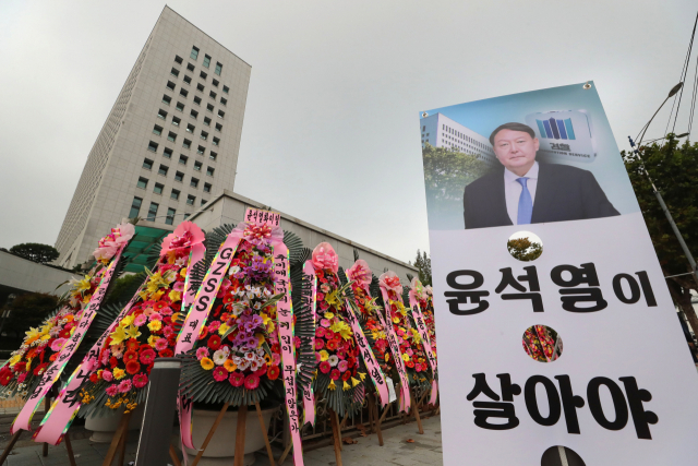 국회 법제사법위의 대검찰청 국감이 열리는 22일 오전 서울 서초구 대검찰청 정문 앞에 윤석열 검찰총장을 응원하는 화환이 놓여있다. 연합뉴스