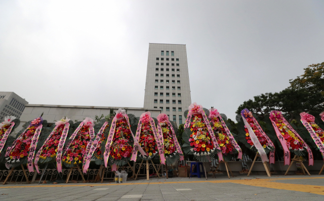 국회 법제사법위의 대검찰청 국감이 열리는 22일 오전 서울 서초구 대검찰청 정문 앞에 윤석열 검찰총장을 응원하는 화환이 놓여있다. 연합뉴스