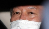 23일 국회 법제사법위원회 대검찰청 국정감사를 마친 뒤 차량에 탑승한 당시 윤석열 검찰총장 표정. 연합뉴스