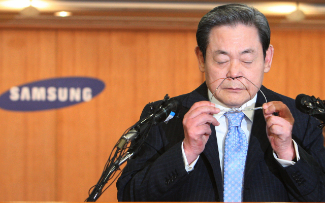 한국 재계를 대표하는 이건희 삼성그룹 회장이 25일 서울 일원동 삼성서울병원에서 별세했다. 향년 78세. 2014년 5월 급성심근경색증으로 서울 이태원동 자택에서 쓰러진 뒤 6년만이다. 유족으로는 부인 홍라희 전 리움미술관 관장, 아들 이재용 삼성전자 부회장, 딸 이부진 호텔신라 사장, 이서현 삼성복지재단 이사장, 사위 김재열 삼성경제연구소 사장이 있다. 2008년 삼성그룹 경영쇄신안 발표하는 이건희 삼성그룹 회장. 연합뉴스