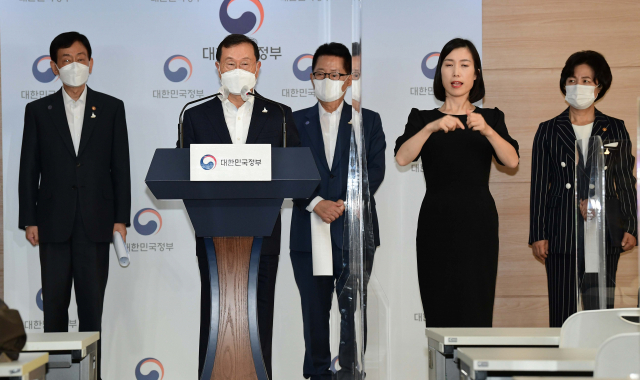 김순은 자치분권위원회 위원장이 21일 오후 정부서울청사 브리핑실에서 제2차 국정원·검찰·경찰 개혁 전략회의 결과를 발표하고 있다. 연합뉴스