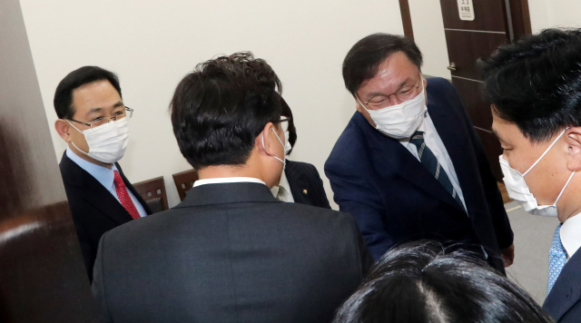 더불어민주당 김태년 원내대표와 국민의힘 주호영 원내대표가 22일 오후 국회에서 회동하고 있다. 연합뉴스