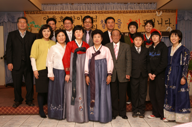 2008년 3월 1일 이윤호(앞줄 오른쪽 네번째) 씨 칠순잔치에서 찍은 가족 사진. 가족제공.