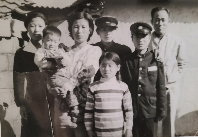 1973년 등교를 하던 길에 찍은 가족사진. (윗줄 왼쪽부터 누나, 막내동생, 어머니, 형, 이준범 씨, 아버지 이윤호 씨, 아랫줄 가운데 여동생.) 가족제공.