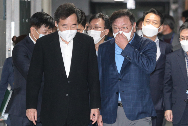 더불어민주당 이낙연 대표, 김태년 원내대표 등이 25일 국회 의원회관에서 열린 한국판 뉴딜 당정청 워크숍에 참석하고 있다. 연합뉴스