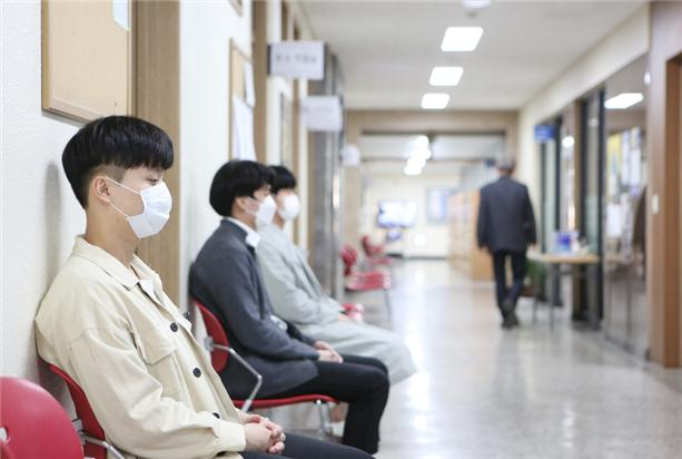 수험생들이 영남이공대 2021학년도 수시1차 면접을 기다리고 있다. 영남이공대 제공